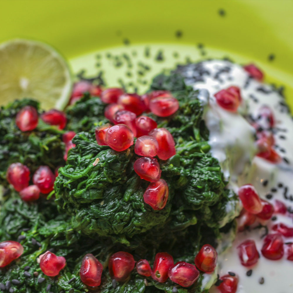 Spinat mit Joghurt und Granatapfelkernen